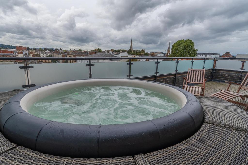 Central Penthouse With Hot Tub & Views 23 Cheltenham Exterior photo