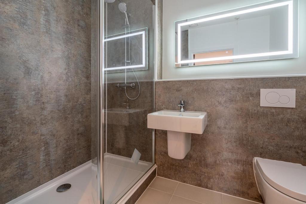Central Penthouse With Hot Tub & Views 23 Cheltenham Exterior photo