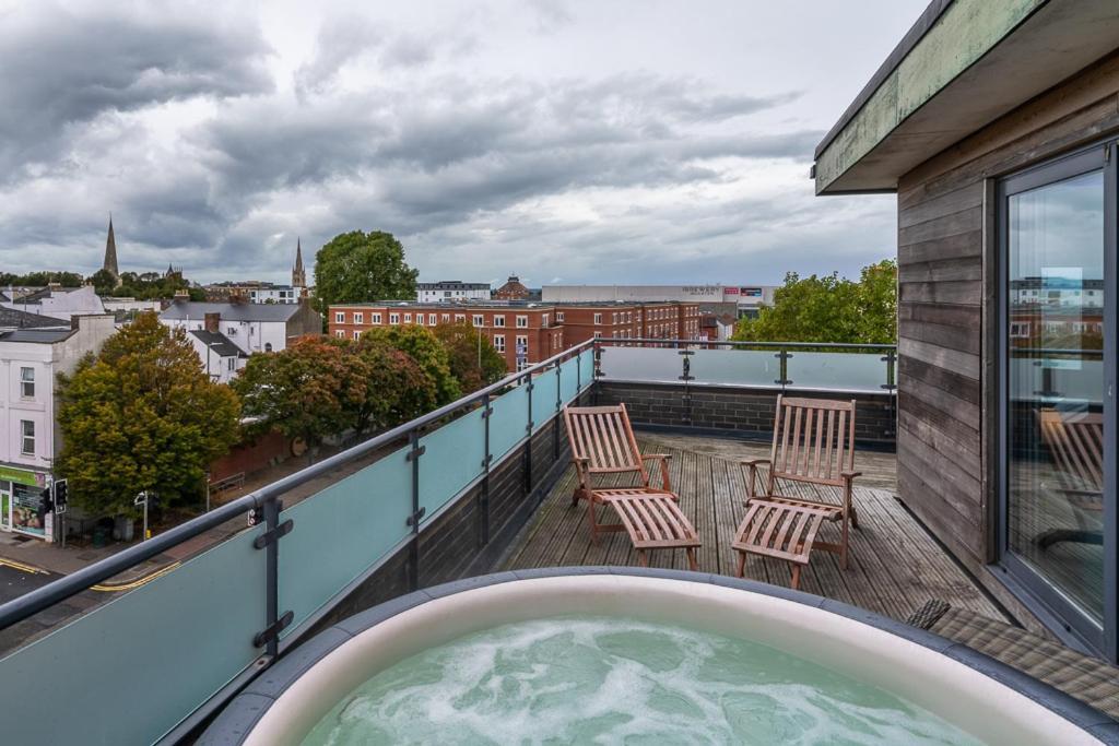 Central Penthouse With Hot Tub & Views 23 Cheltenham Exterior photo